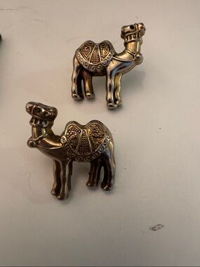CAMEL PIERCED EARRINGS GOLD TONE